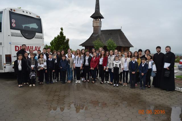 Înfrăţire între grupuri de tineri din Bucovina şi Ardeal