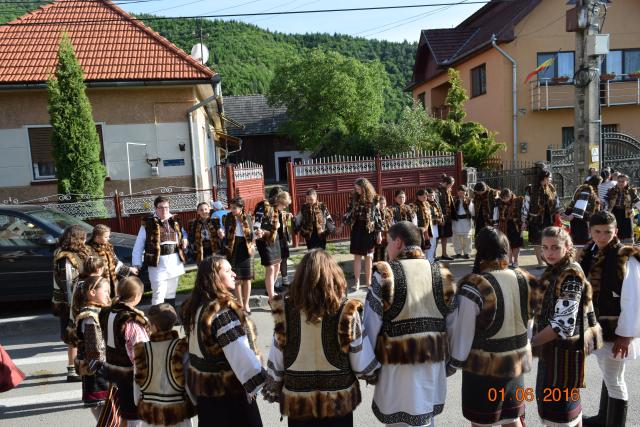 Înfrăţire între grupuri de tineri din Bucovina şi Ardeal