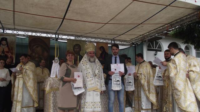 Şefii de promoţie ai învăţământului băcăuan, premiaţi de Biserică