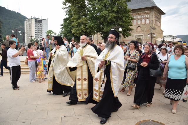 Procesiune religioasă la Piatra Neamț, cu ocazia sărbătorii Nașterea Sfântului Ioan Botezătorul