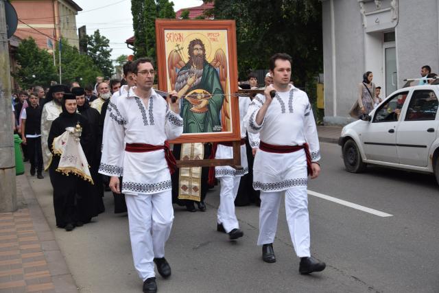Procesiune religioasă la Piatra Neamț, cu ocazia sărbătorii Nașterea Sfântului Ioan Botezătorul