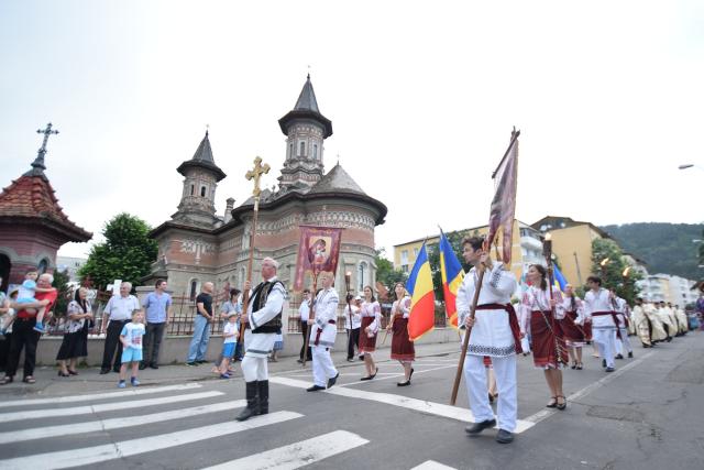 Procesiune religioasă la Piatra Neamț, cu ocazia sărbătorii Nașterea Sfântului Ioan Botezătorul