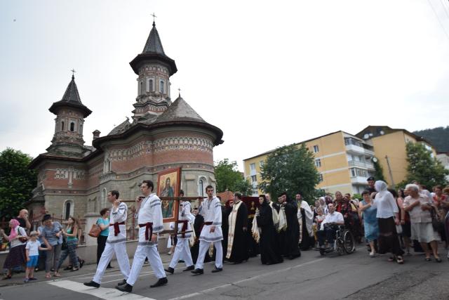 Procesiune religioasă la Piatra Neamț, cu ocazia sărbătorii Nașterea Sfântului Ioan Botezătorul