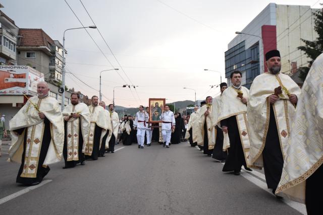 Procesiune religioasă la Piatra Neamț, cu ocazia sărbătorii Nașterea Sfântului Ioan Botezătorul