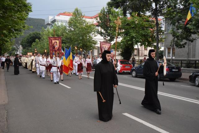 Procesiune religioasă la Piatra Neamț, cu ocazia sărbătorii Nașterea Sfântului Ioan Botezătorul