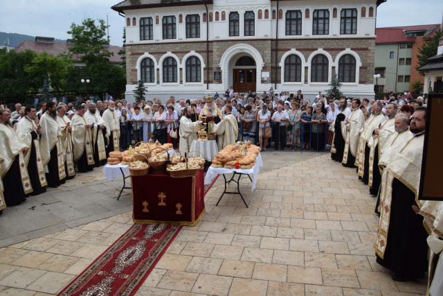 Procesiune religioasă la Piatra Neamț, cu ocazia sărbătorii Nașterea Sfântului Ioan Botezătorul