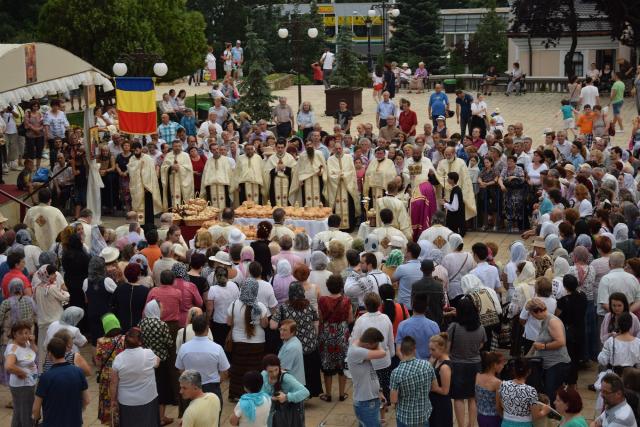 Procesiune religioasă la Piatra Neamț, cu ocazia sărbătorii Nașterea Sfântului Ioan Botezătorul