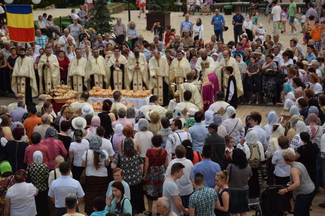 Procesiune religioasă la Piatra Neamț, cu ocazia sărbătorii Nașterea Sfântului Ioan Botezătorul