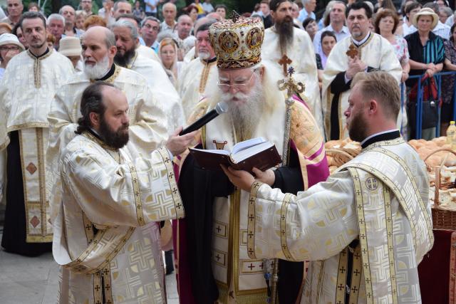 Procesiune religioasă la Piatra Neamț, cu ocazia sărbătorii Nașterea Sfântului Ioan Botezătorul