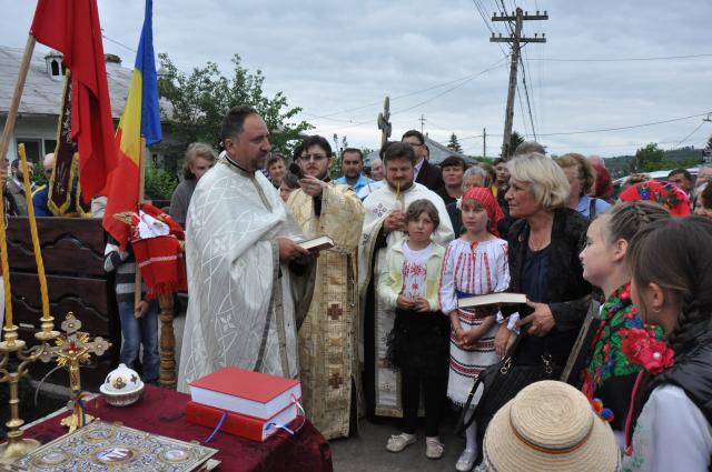 Sfințire de troițe în parohiile Chișcăreni și Petricani