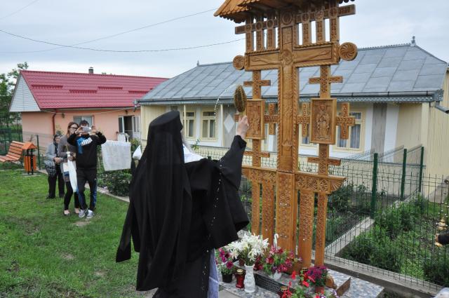 Sfințire de troițe în parohiile Chișcăreni și Petricani