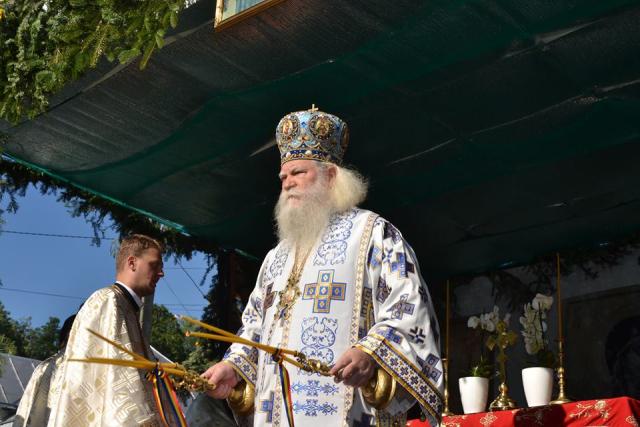 Două biserici din Moldova au primit veşmântul sfinţirii