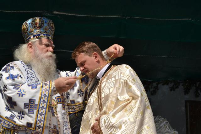 Două biserici din Moldova au primit veşmântul sfinţirii