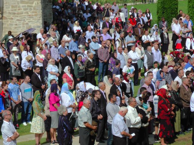 Liturghie arhierească și sfințire de noi clopote, la împlinirea a 550 de ani de la punerea pietrei de temelie a Mănăstirii Putna