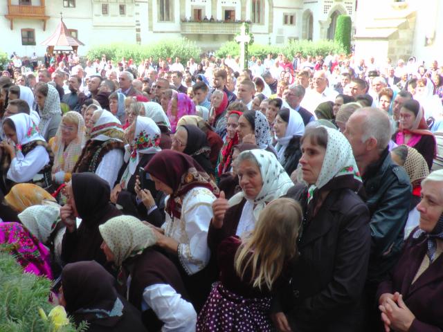 Liturghie arhierească și sfințire de noi clopote, la împlinirea a 550 de ani de la punerea pietrei de temelie a Mănăstirii Putna