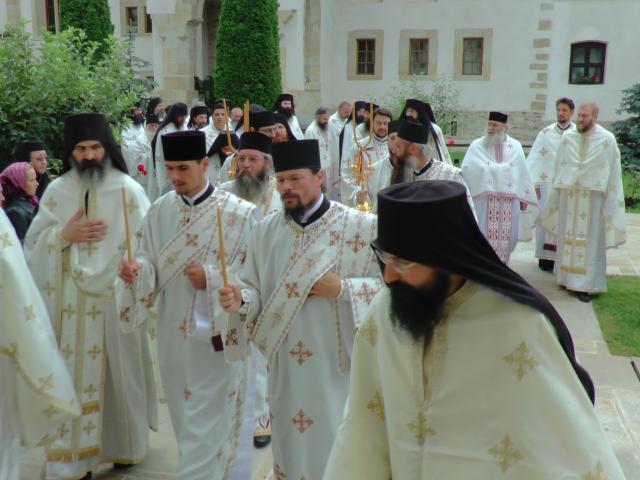 Liturghie arhierească și sfințire de noi clopote, la împlinirea a 550 de ani de la punerea pietrei de temelie a Mănăstirii Putna