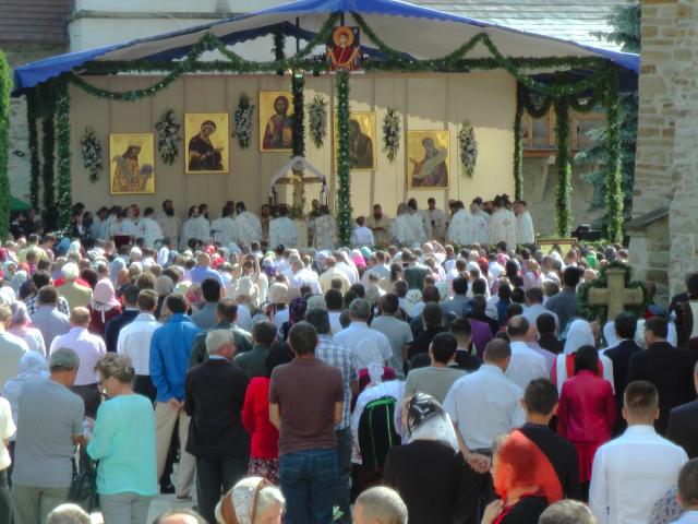 Liturghie arhierească și sfințire de noi clopote, la împlinirea a 550 de ani de la punerea pietrei de temelie a Mănăstirii Putna