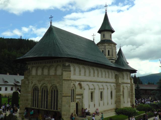Liturghie arhierească și sfințire de noi clopote, la împlinirea a 550 de ani de la punerea pietrei de temelie a Mănăstirii Putna