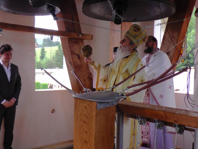 Liturghie arhierească și sfințire de noi clopote, la împlinirea a 550 de ani de la punerea pietrei de temelie a Mănăstirii Putna