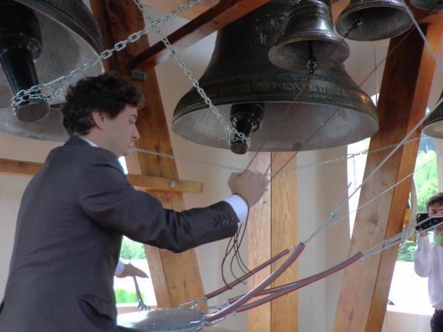Liturghie arhierească și sfințire de noi clopote, la împlinirea a 550 de ani de la punerea pietrei de temelie a Mănăstirii Putna