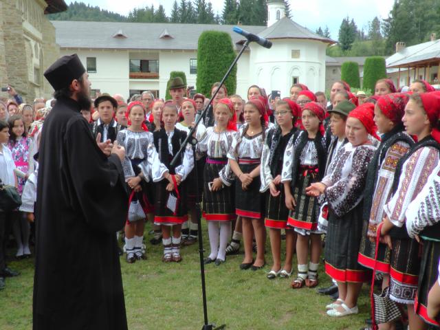 Liturghie arhierească și sfințire de noi clopote, la împlinirea a 550 de ani de la punerea pietrei de temelie a Mănăstirii Putna