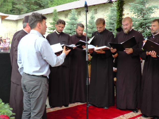 Liturghie arhierească și sfințire de noi clopote, la împlinirea a 550 de ani de la punerea pietrei de temelie a Mănăstirii Putna