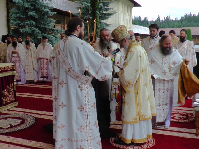 Liturghie arhierească și sfințire de noi clopote, la împlinirea a 550 de ani de la punerea pietrei de temelie a Mănăstirii Putna