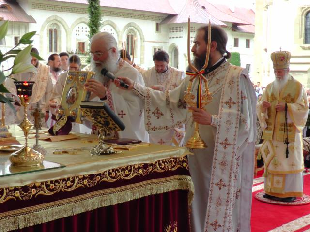 Liturghie arhierească și sfințire de noi clopote, la împlinirea a 550 de ani de la punerea pietrei de temelie a Mănăstirii Putna