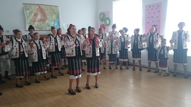 Tradiţiile populare, promovate prin dans de tinerii din Negreni