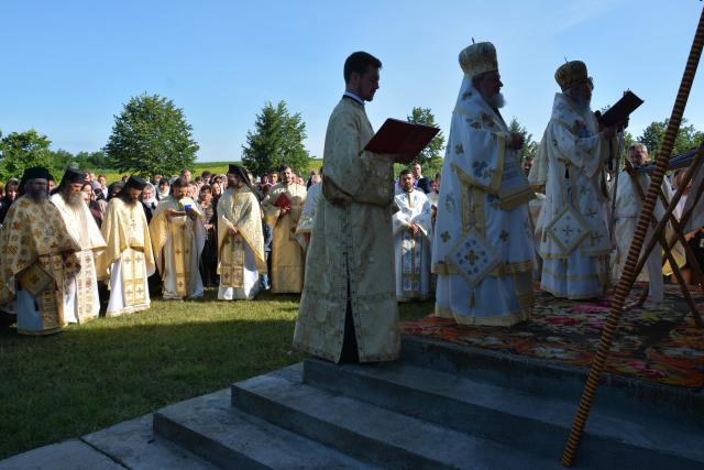 Sfinţire de biserică la Mănăstirea Ştiubieni (Galerie FOTO)