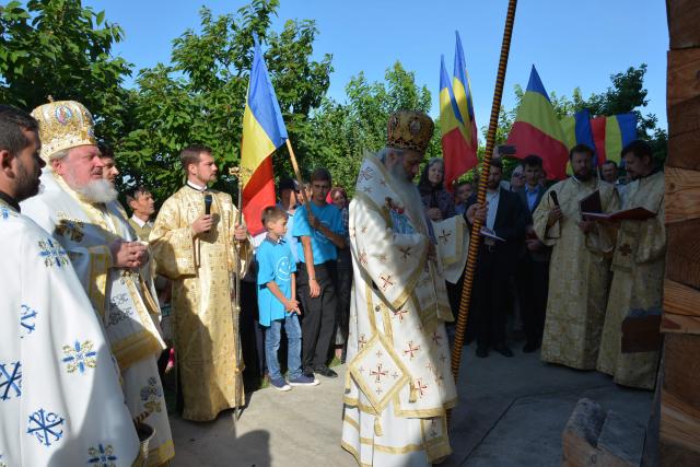 Sfinţire de biserică la Mănăstirea Ştiubieni (Galerie FOTO)