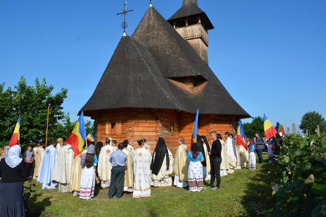 Sfinţire de biserică la Mănăstirea Ştiubieni (Galerie FOTO)