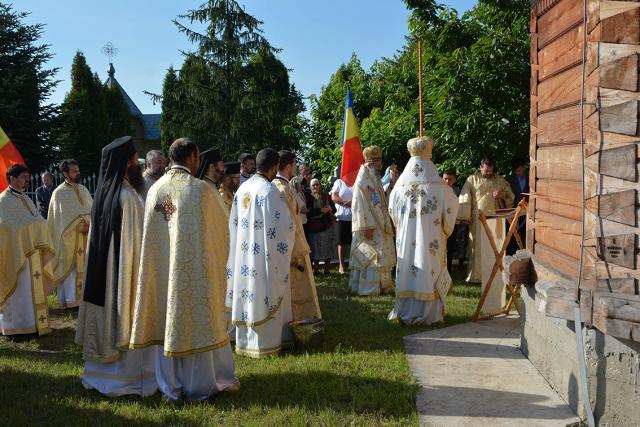 Sfinţire de biserică la Mănăstirea Ştiubieni (Galerie FOTO)