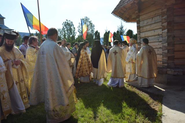 Sfinţire de biserică la Mănăstirea Ştiubieni (Galerie FOTO)