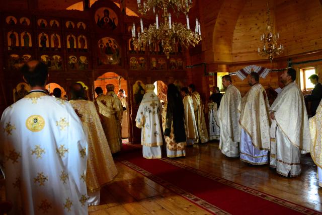 Sfinţire de biserică la Mănăstirea Ştiubieni (Galerie FOTO)