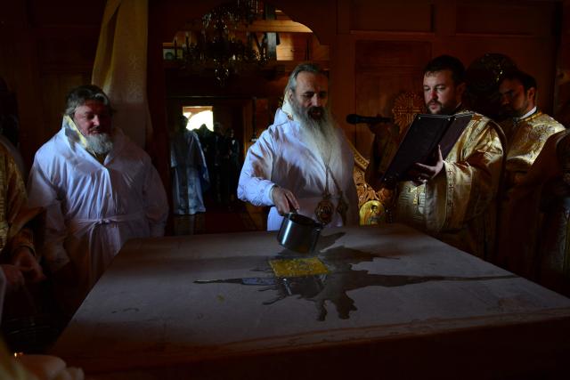 Sfinţire de biserică la Mănăstirea Ştiubieni (Galerie FOTO)