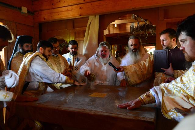Sfinţire de biserică la Mănăstirea Ştiubieni (Galerie FOTO)