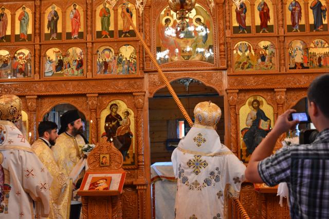 Sfinţire de biserică la Mănăstirea Ştiubieni (Galerie FOTO)