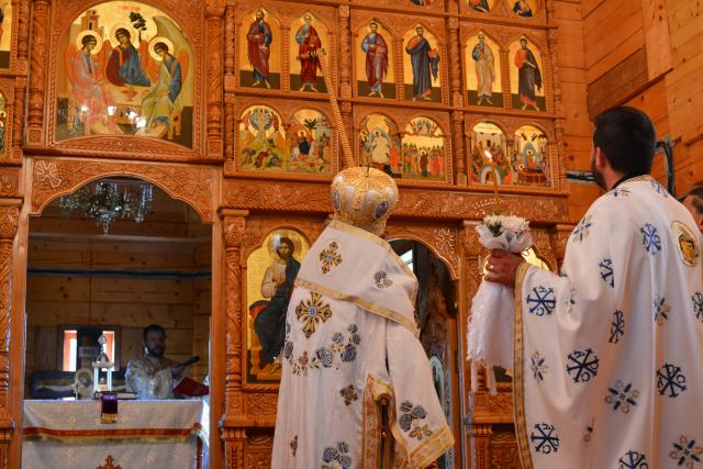 Sfinţire de biserică la Mănăstirea Ştiubieni (Galerie FOTO)
