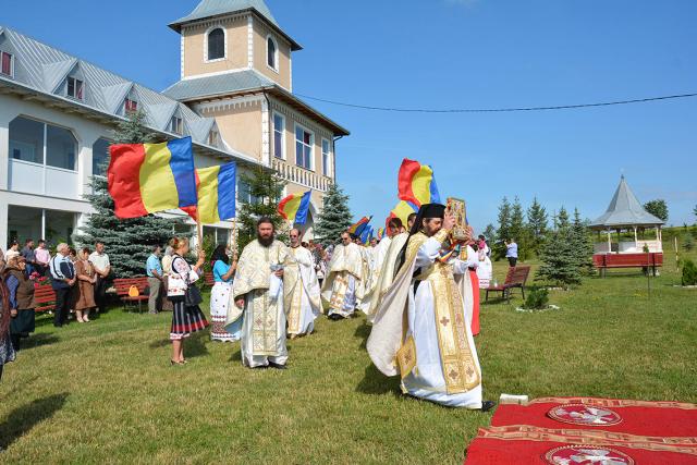 Sfinţire de biserică la Mănăstirea Ştiubieni (Galerie FOTO)