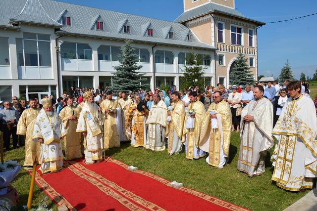 Sfinţire de biserică la Mănăstirea Ştiubieni (Galerie FOTO)