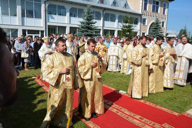 Sfinţire de biserică la Mănăstirea Ştiubieni (Galerie FOTO)
