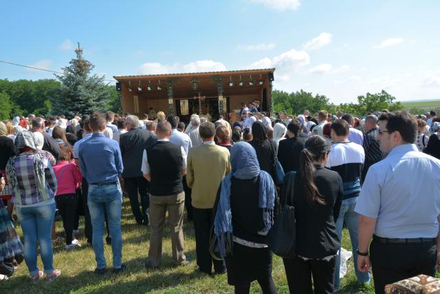 Sfinţire de biserică la Mănăstirea Ştiubieni (Galerie FOTO)