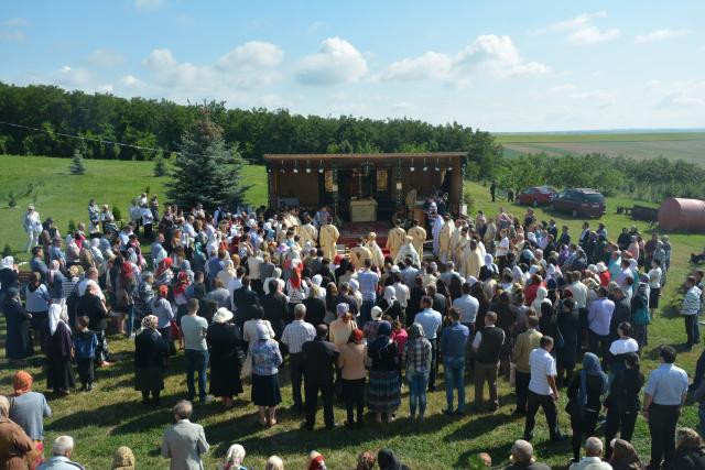Sfinţire de biserică la Mănăstirea Ştiubieni (Galerie FOTO)