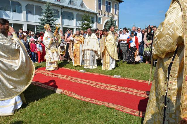 Sfinţire de biserică la Mănăstirea Ştiubieni (Galerie FOTO)