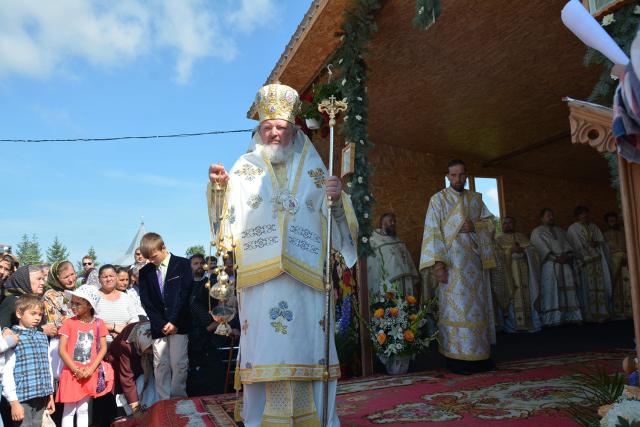 Sfinţire de biserică la Mănăstirea Ştiubieni (Galerie FOTO)