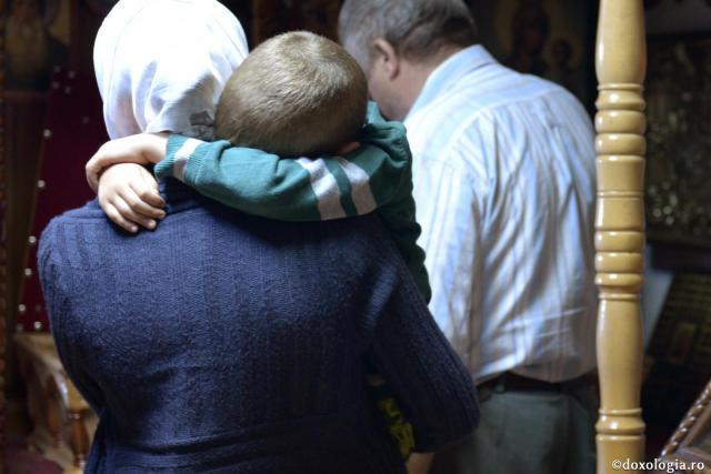 Când mama se roagă pentru copiii ei, Dumnezeu îi îmbrățișează tainic