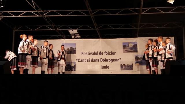 Tradiţiile populare, promovate prin dans de tinerii din Negreni