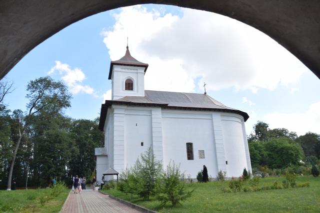 IPS Părinte Mitropolit Teofan, prezent la hramul Centrului social-cultural „Sfântul Ilie“ al Mănăstirii Miclăuşeni