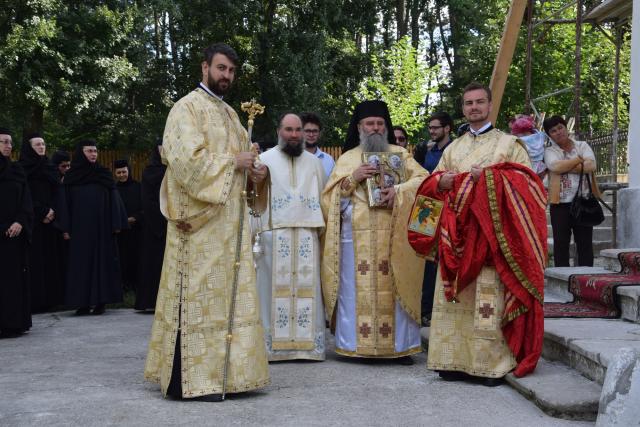 IPS Părinte Mitropolit Teofan, prezent la hramul Centrului social-cultural „Sfântul Ilie“ al Mănăstirii Miclăuşeni